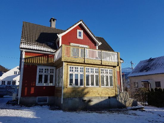 Rødt hus med påbygg